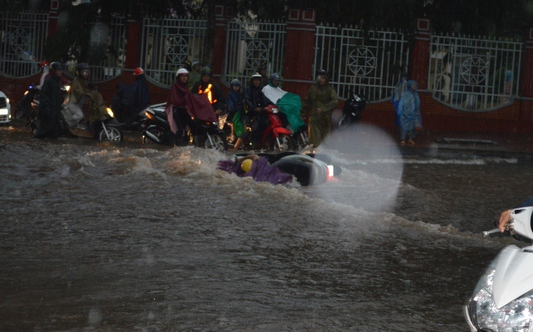 Mưa 30 phút, nước cuốn trôi hàng chục xe máy trên phố
