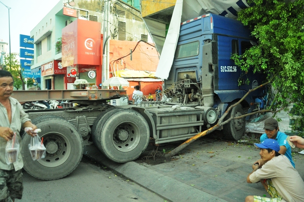 Xe container “làm xiếc” ở trung tâm Sài Gòn
