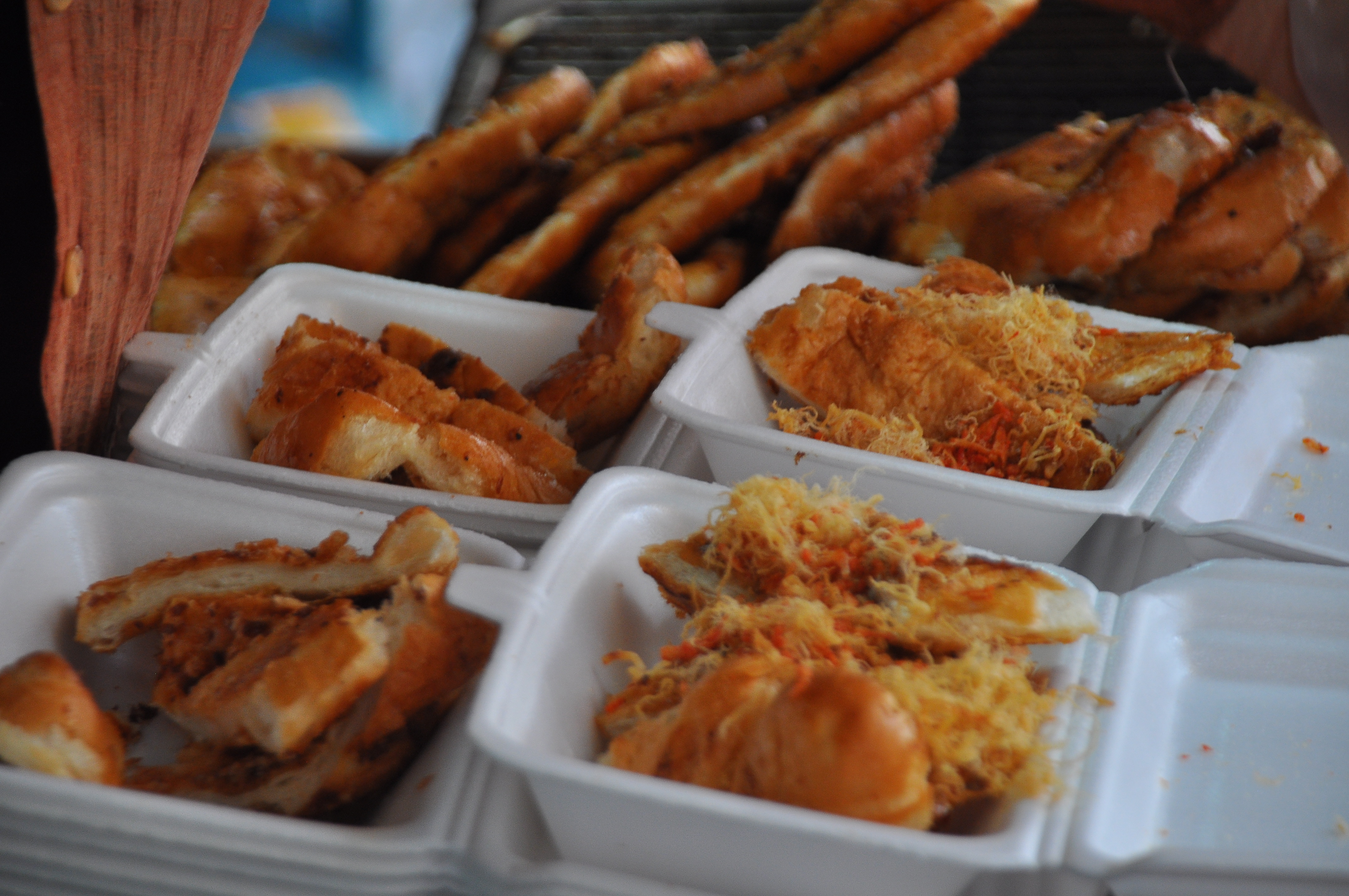 Xếp hàng ăn bánh mì nướng muối ớt Khơ-me