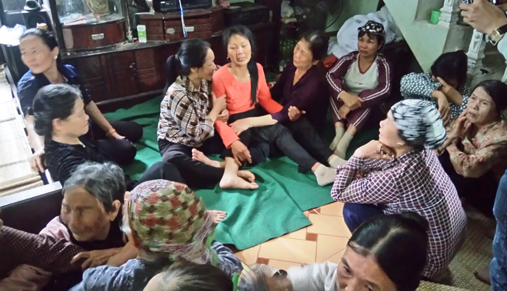 Vừa ra tòa ly hôn về, vợ ép 2 con cùng quyên sinh