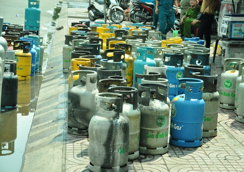 “Ngáo đá” châm lửa đốt hàng chục bình gas rồi chết cháy