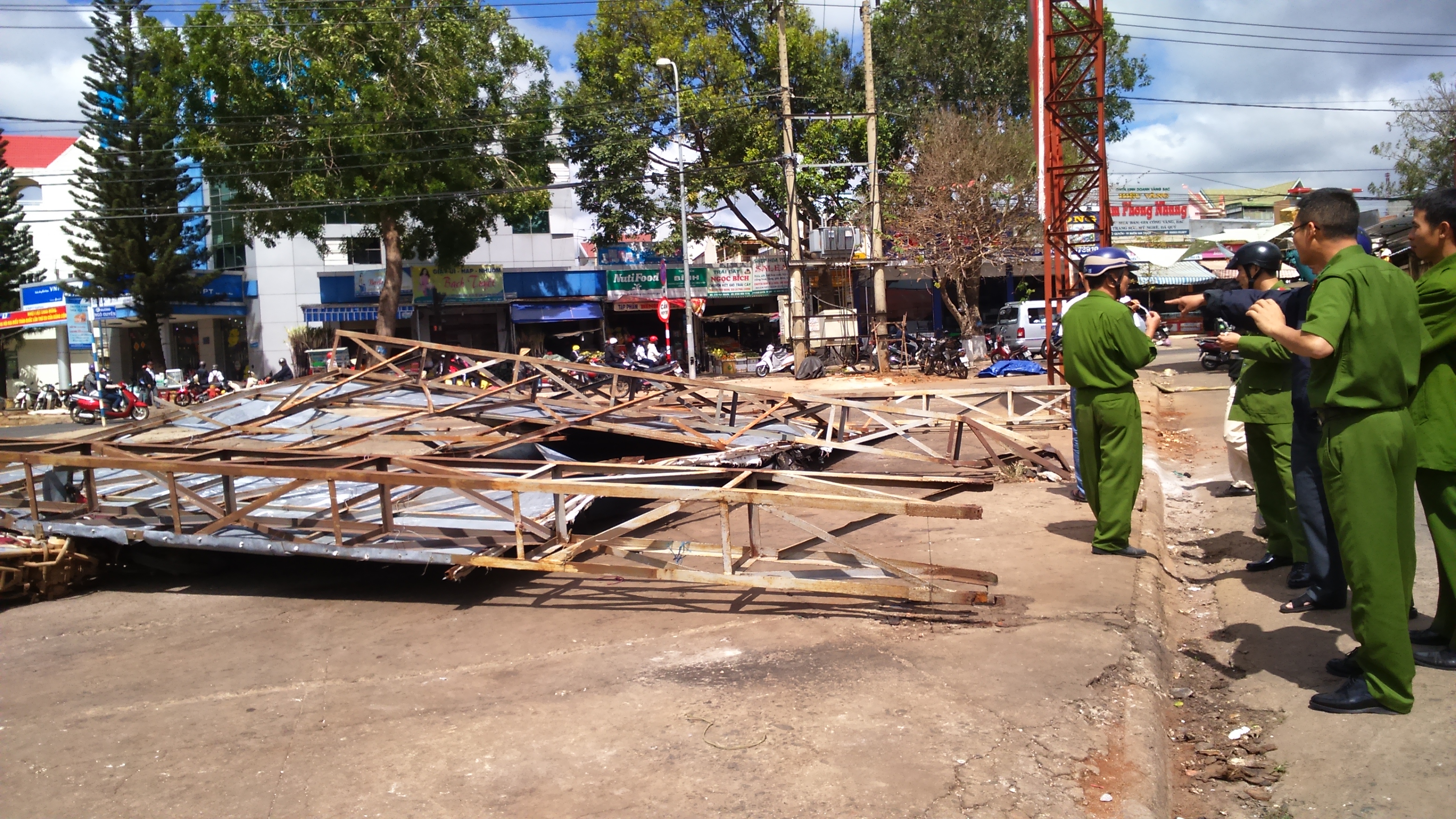 Sập pa nô, bé 11 tuổi bị thương