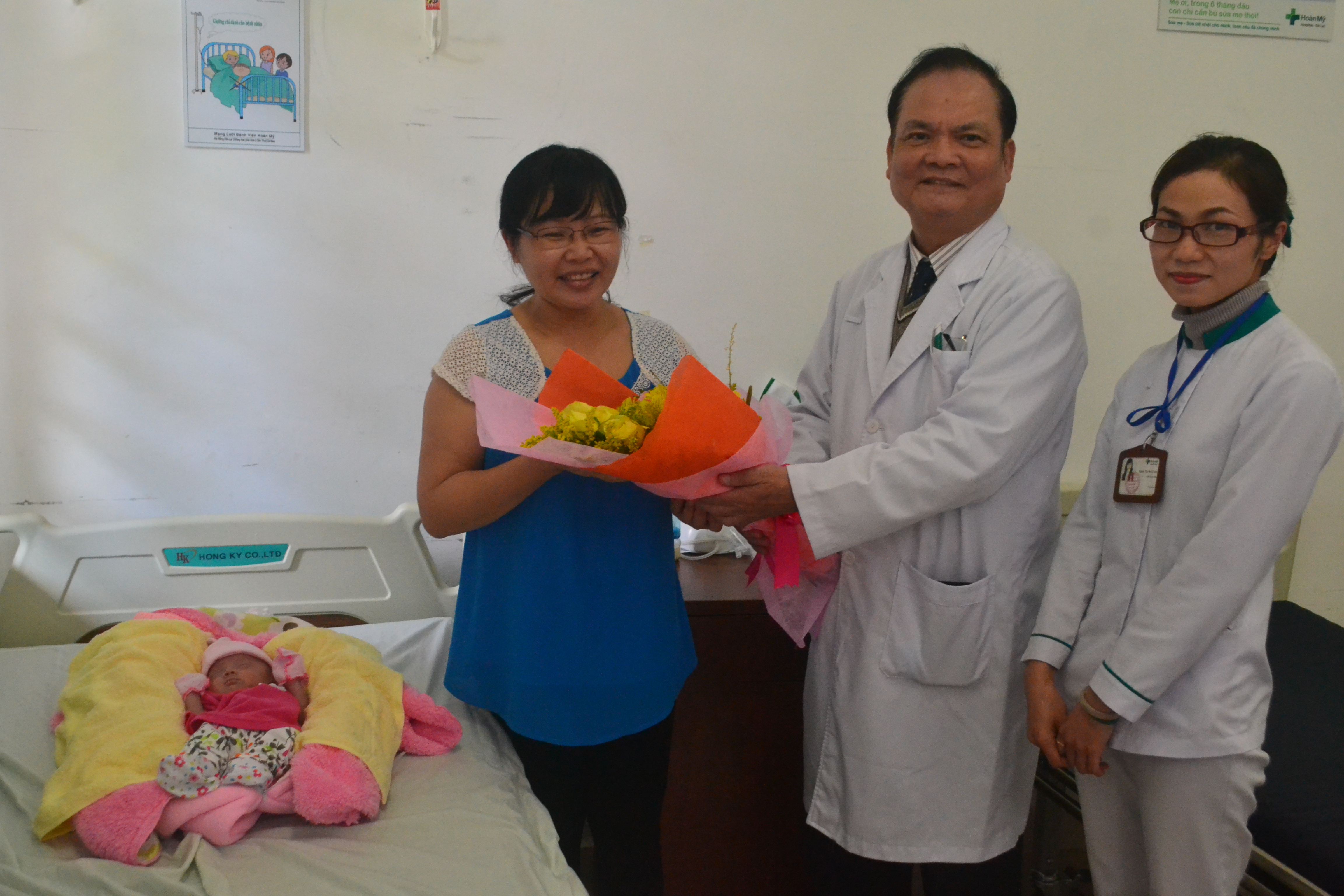 Lãnh đạo Bệnh viện Đa khoa Hoàn Mỹ Đà Lạt chúc mừng cháu bé và gia đình chị Hương.