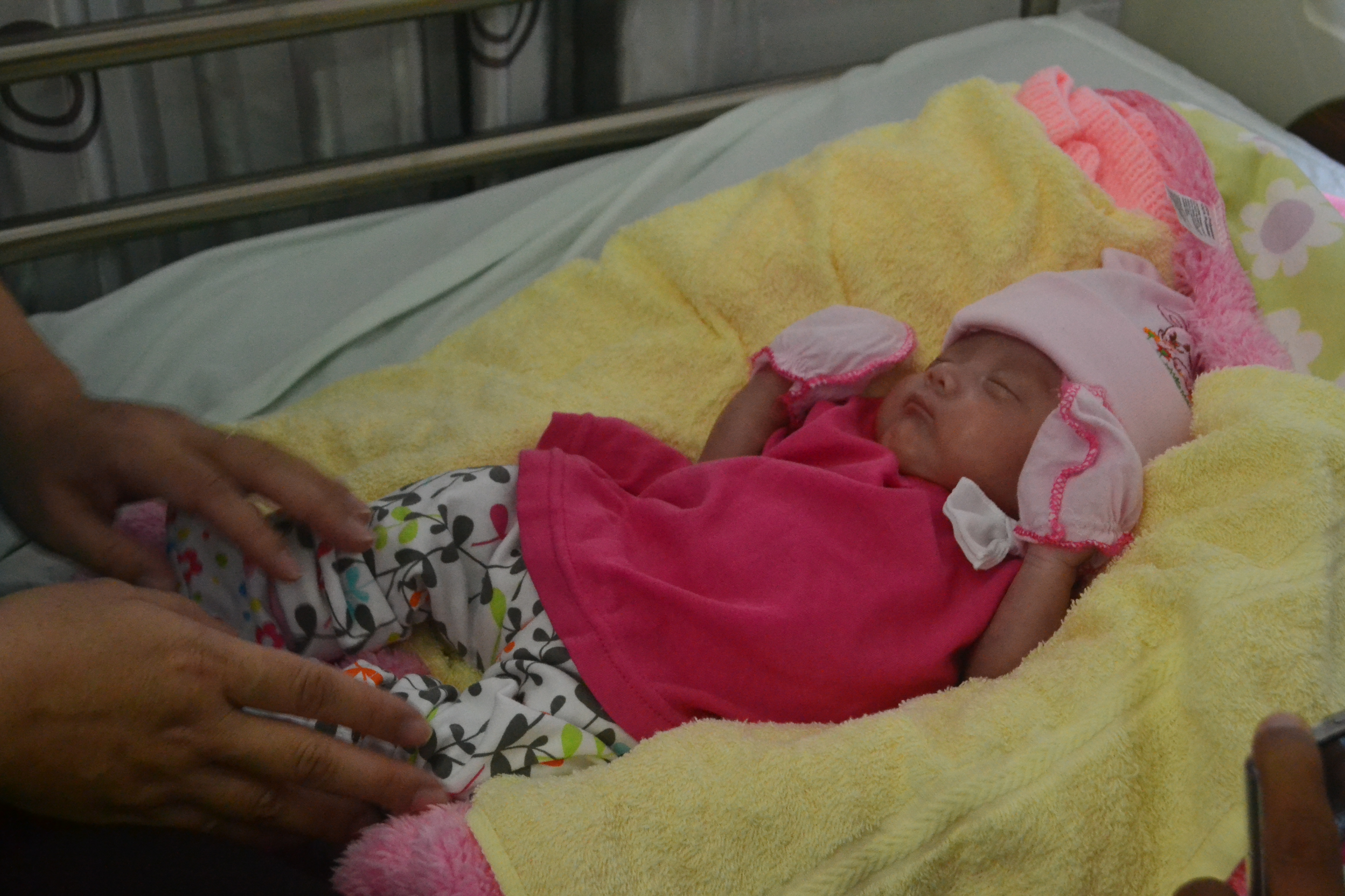 Hi hữu cứu sống bé gái hơn 5 tháng tuổi đã chào đời