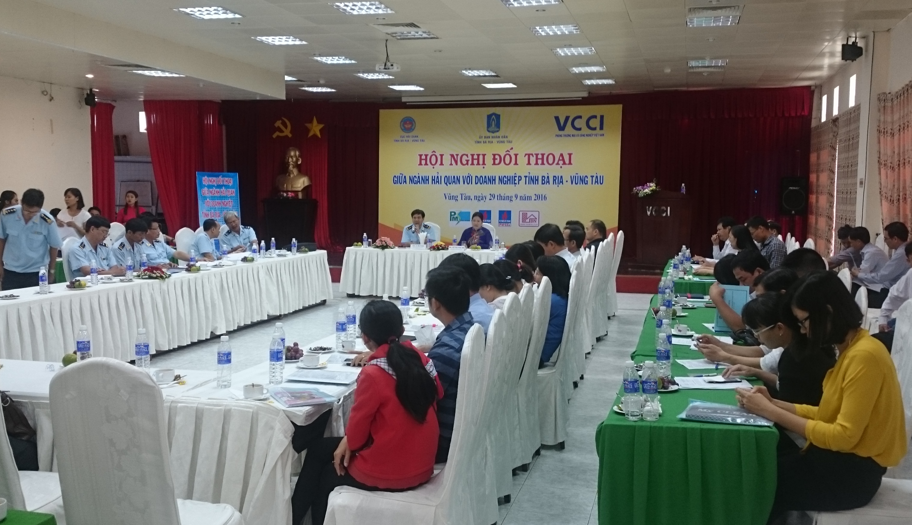 
Gần 200 doanh nghiệp đối thoại với ng&agrave;nh Hải quan
