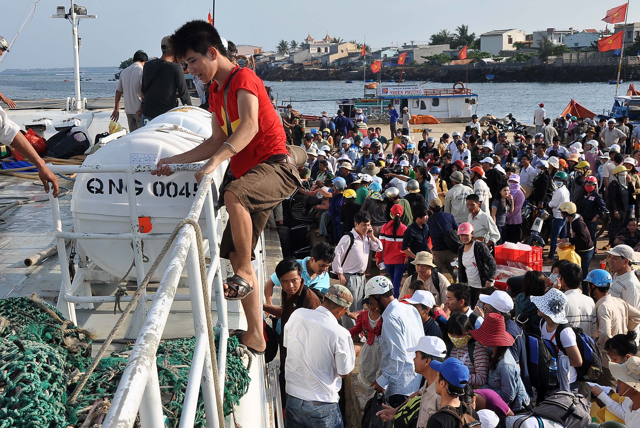 Tàu ra Lý Sơn quay lại vì sóng lớn, hàng trăm khách mắc kẹt