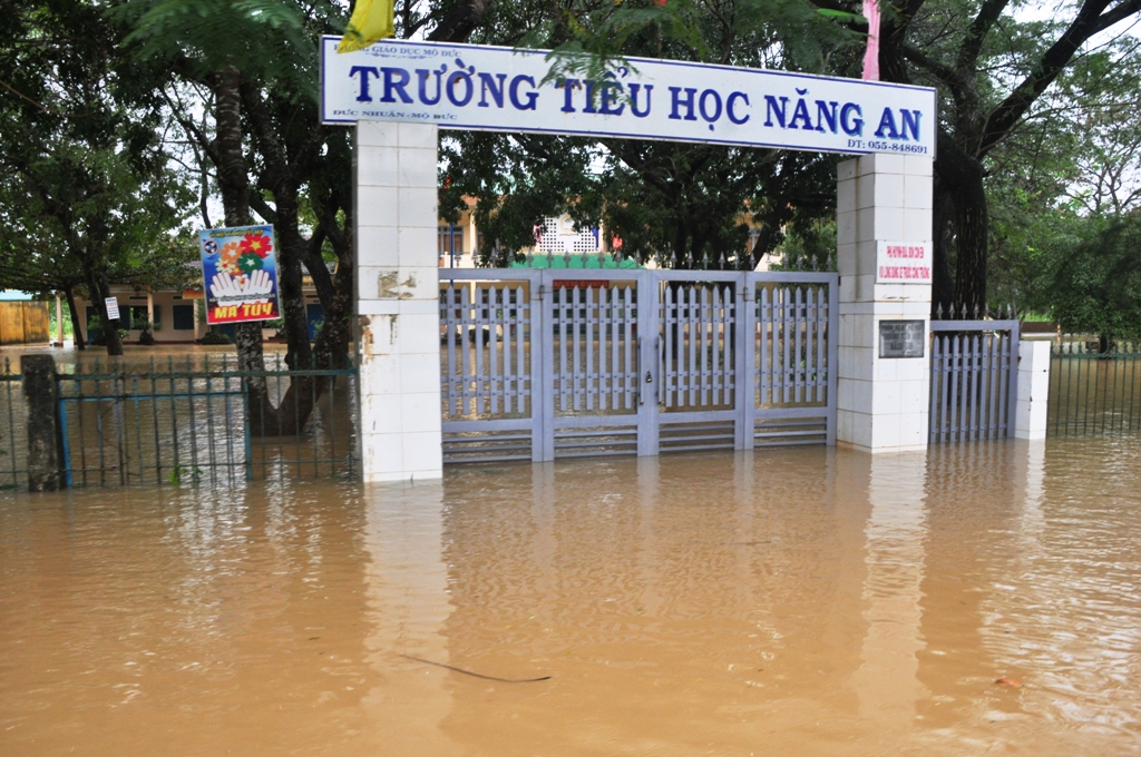 
Trường Tiểu học Năng An, x&atilde; Đức Nhuận, huyện Mộ Đức bị ngập s&acirc;u trong s&aacute;ng 6-12. Ảnh: Tử Trực
