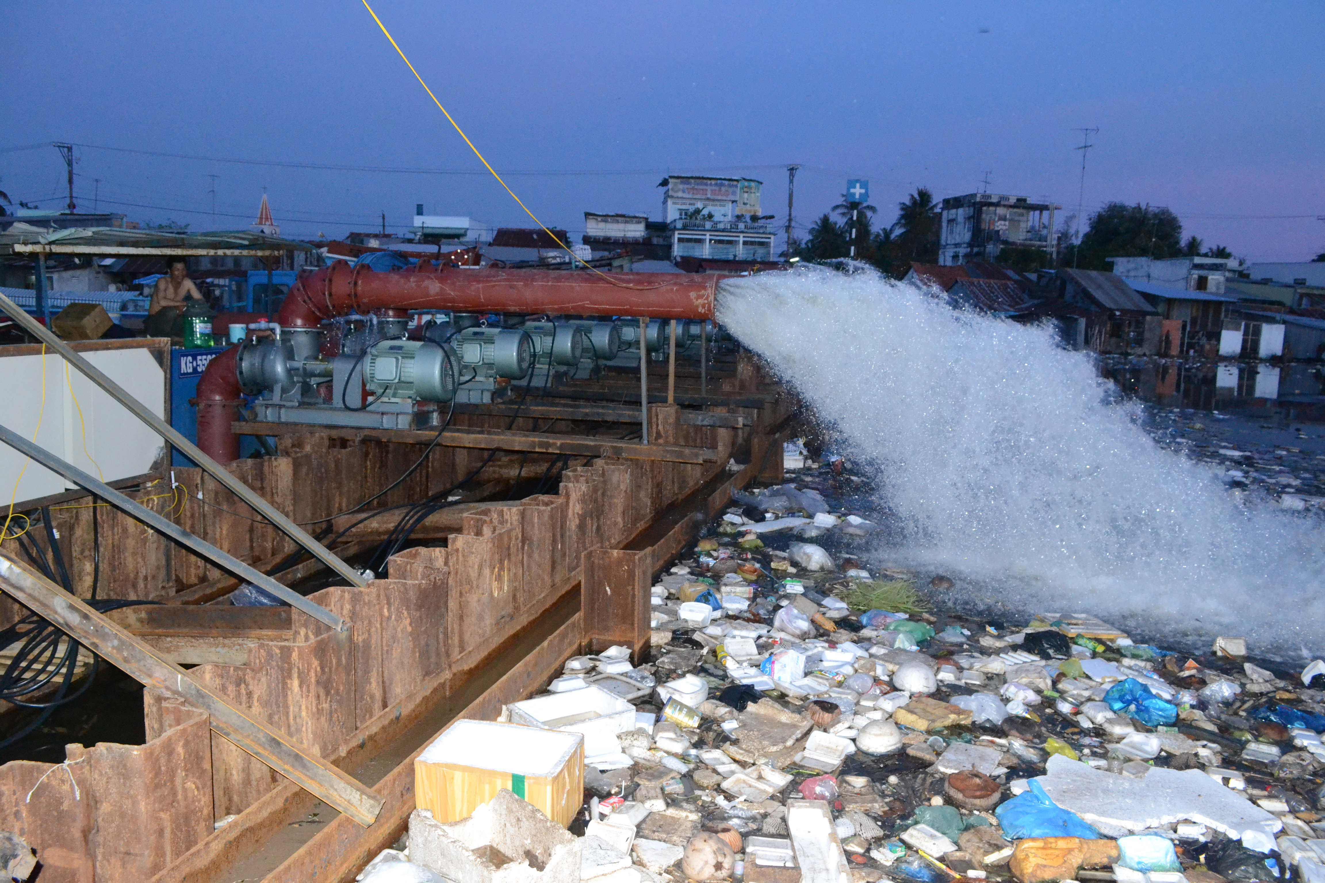Khẩn cấp kéo nước ngọt về cho dân