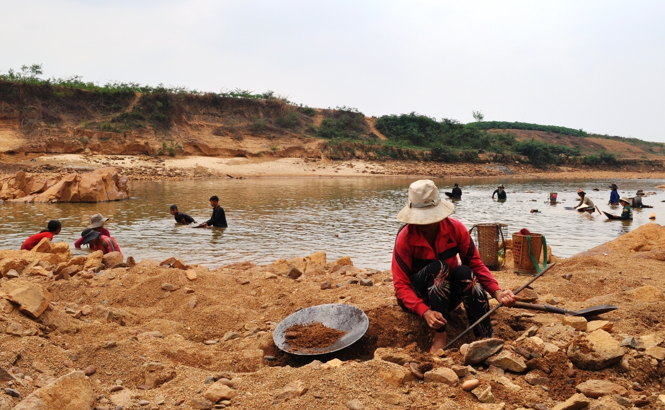 Bất chấp nguy hiểm, chen nhau tìm vàng
