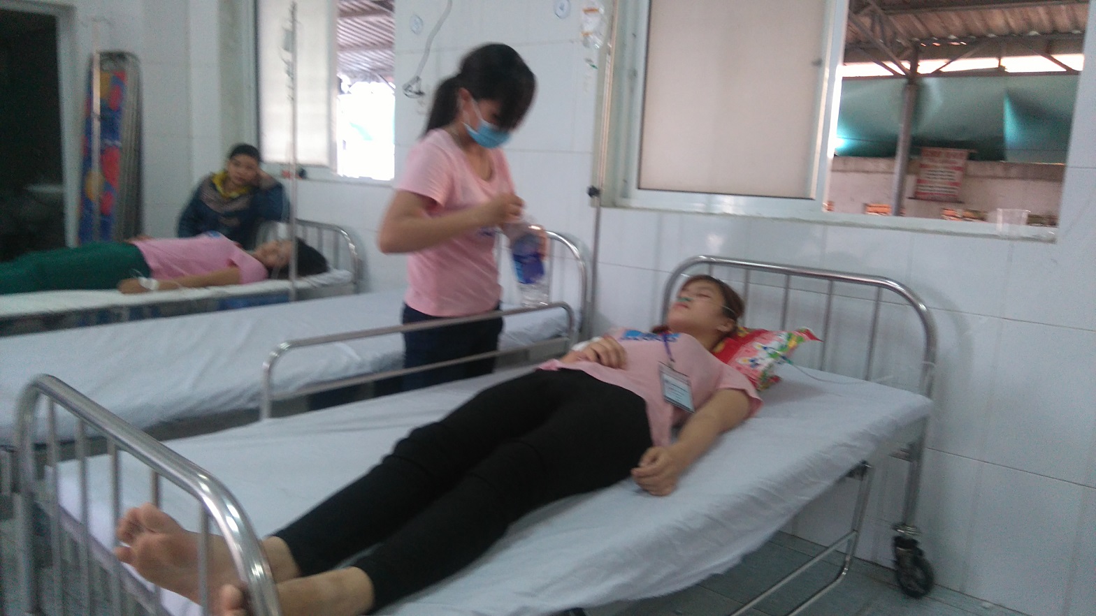 Ngửi “mùi lạ”, hàng chục công nhân ngất xỉu