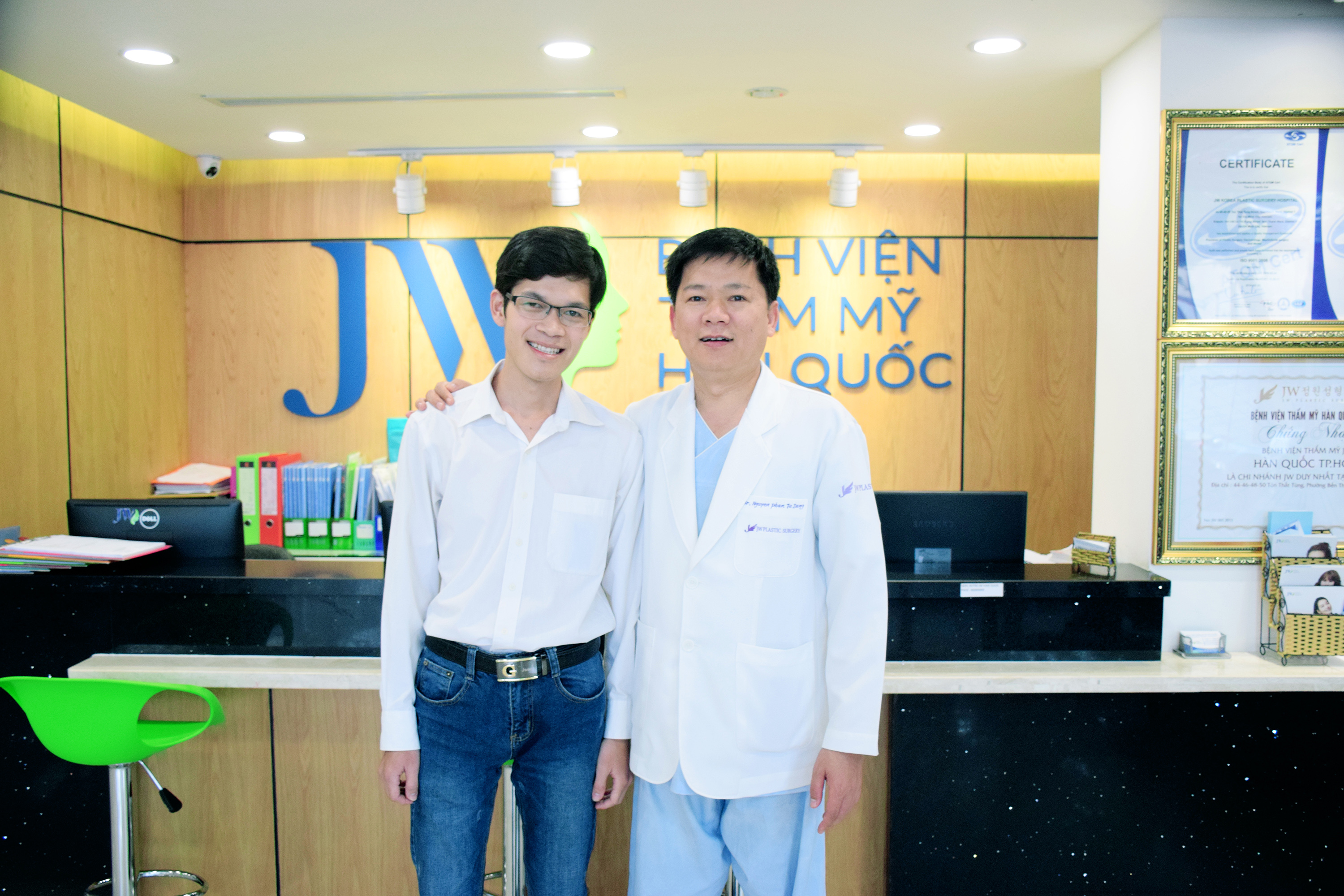 Ngày trở lại của thầy giáo trẻ được cắt nối hàm