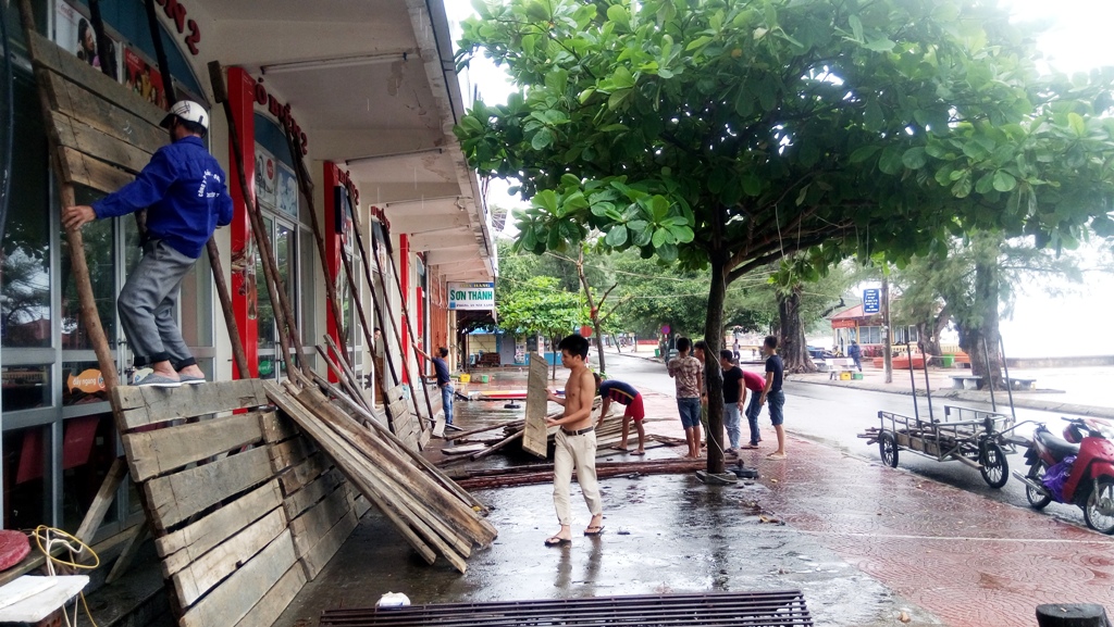 Người dân Đồ Sơn dựng "lô cốt" chống bão số 3