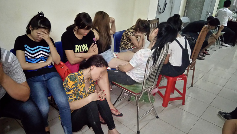 Trăm cảnh sát đột kích tụ điểm thác loạn ở ven đô Hải Phòng