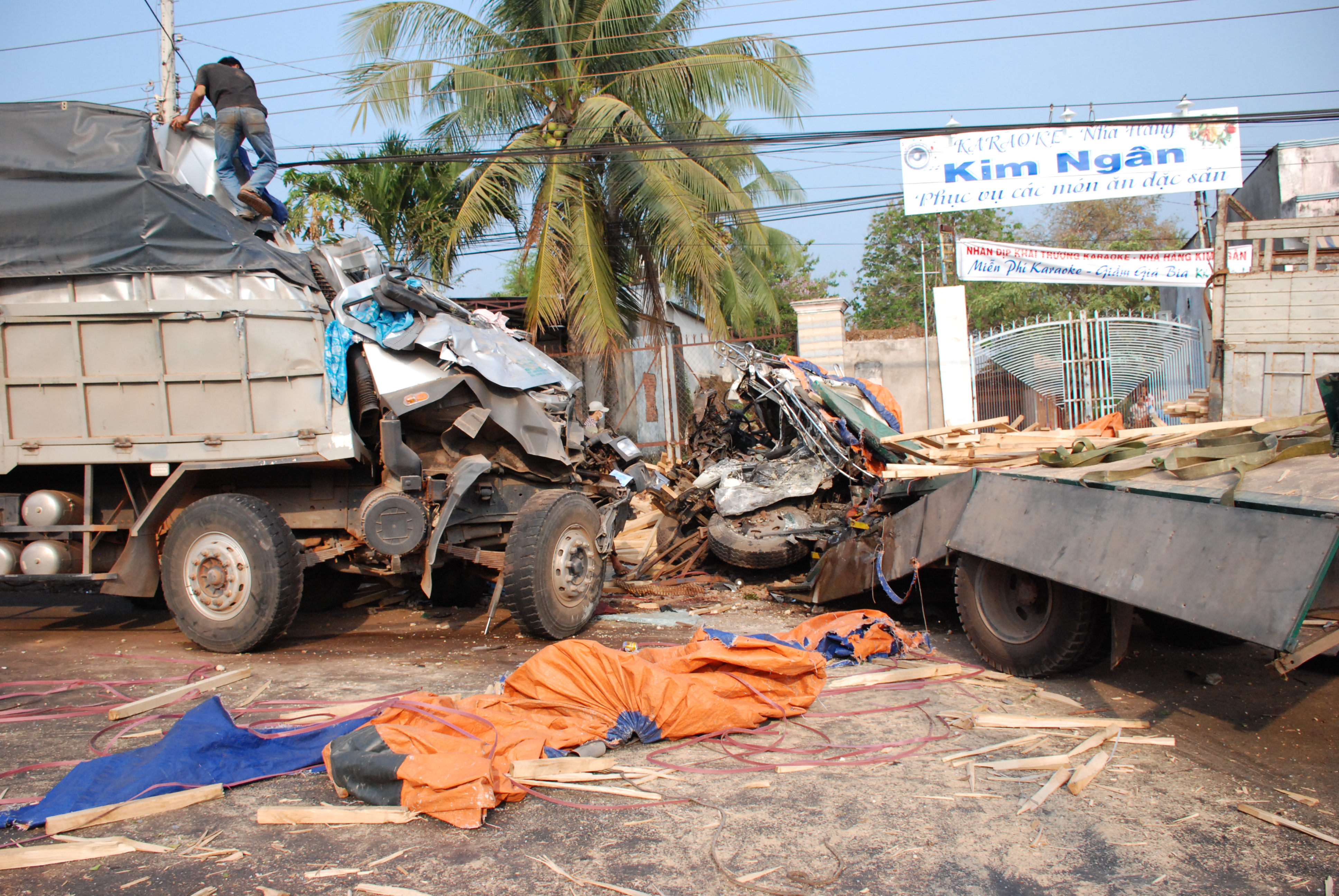 Xe tải tông trực diện, 2 tài xế chết tại chỗ