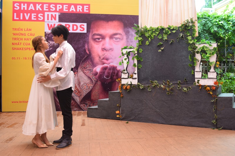 Romeo và Juliet hôn nhau trên đường sách