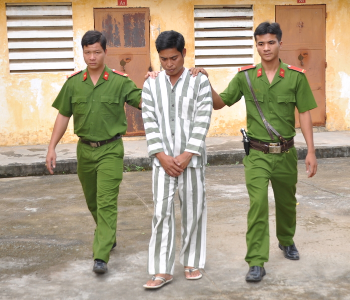 Dùng đồ chơi trẻ em để tống tiền nhân tình