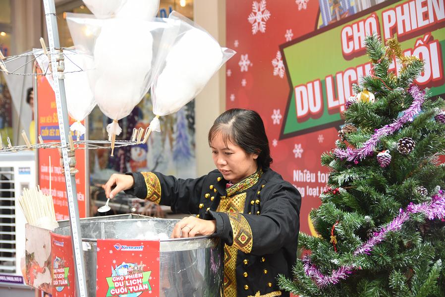 
M&aacute;y l&agrave;m kẹo b&ocirc;ng g&ograve;n được bố tr&iacute; ngay tại chợ phi&ecirc;n
