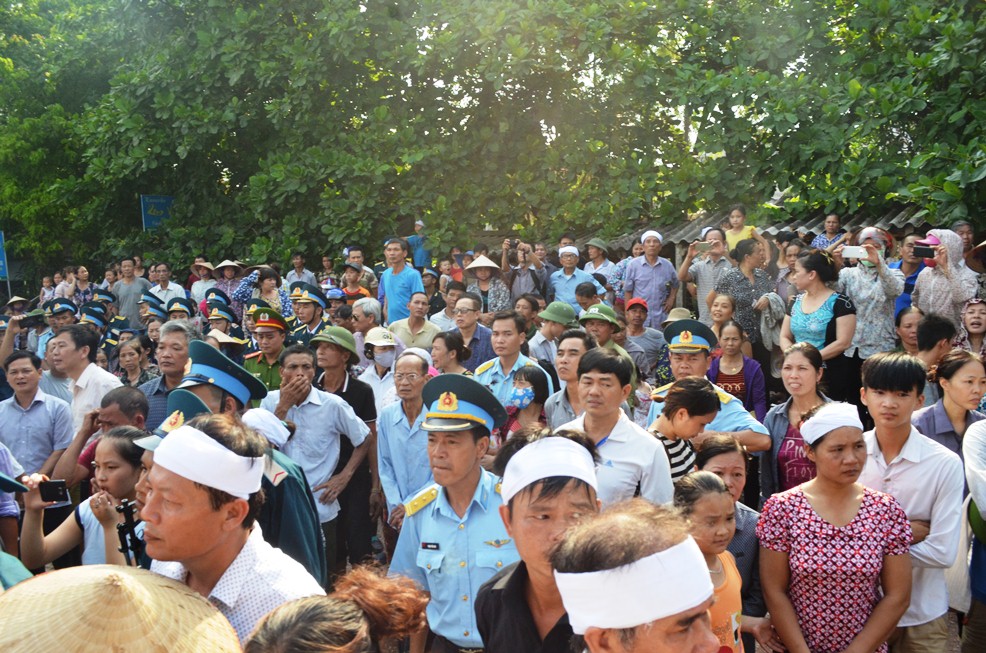 Òa khóc đón đại tá phi công Trần Quang Khải