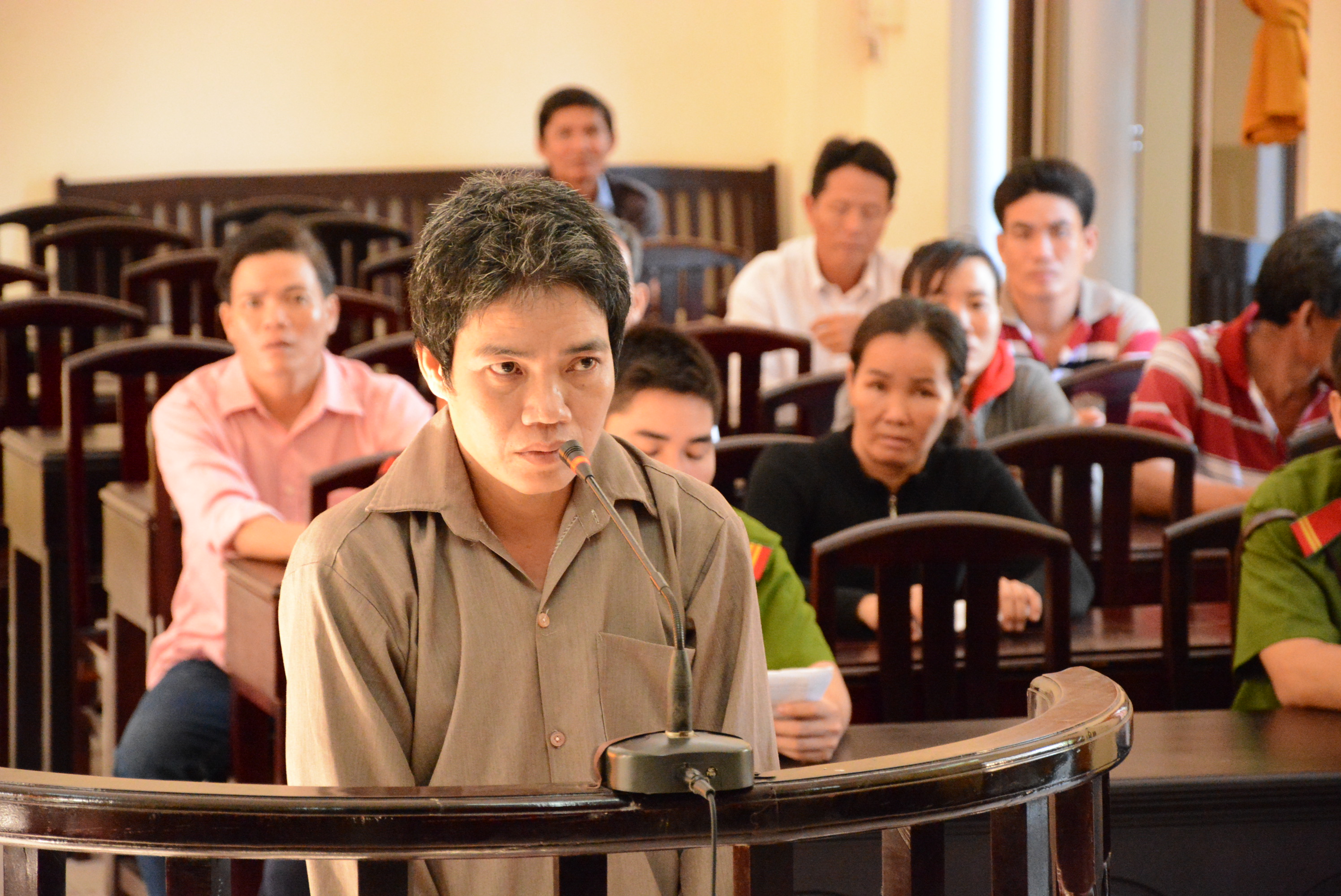 Em hung hăng chửi đánh người, anh nhận nhát dao oan nghiệt