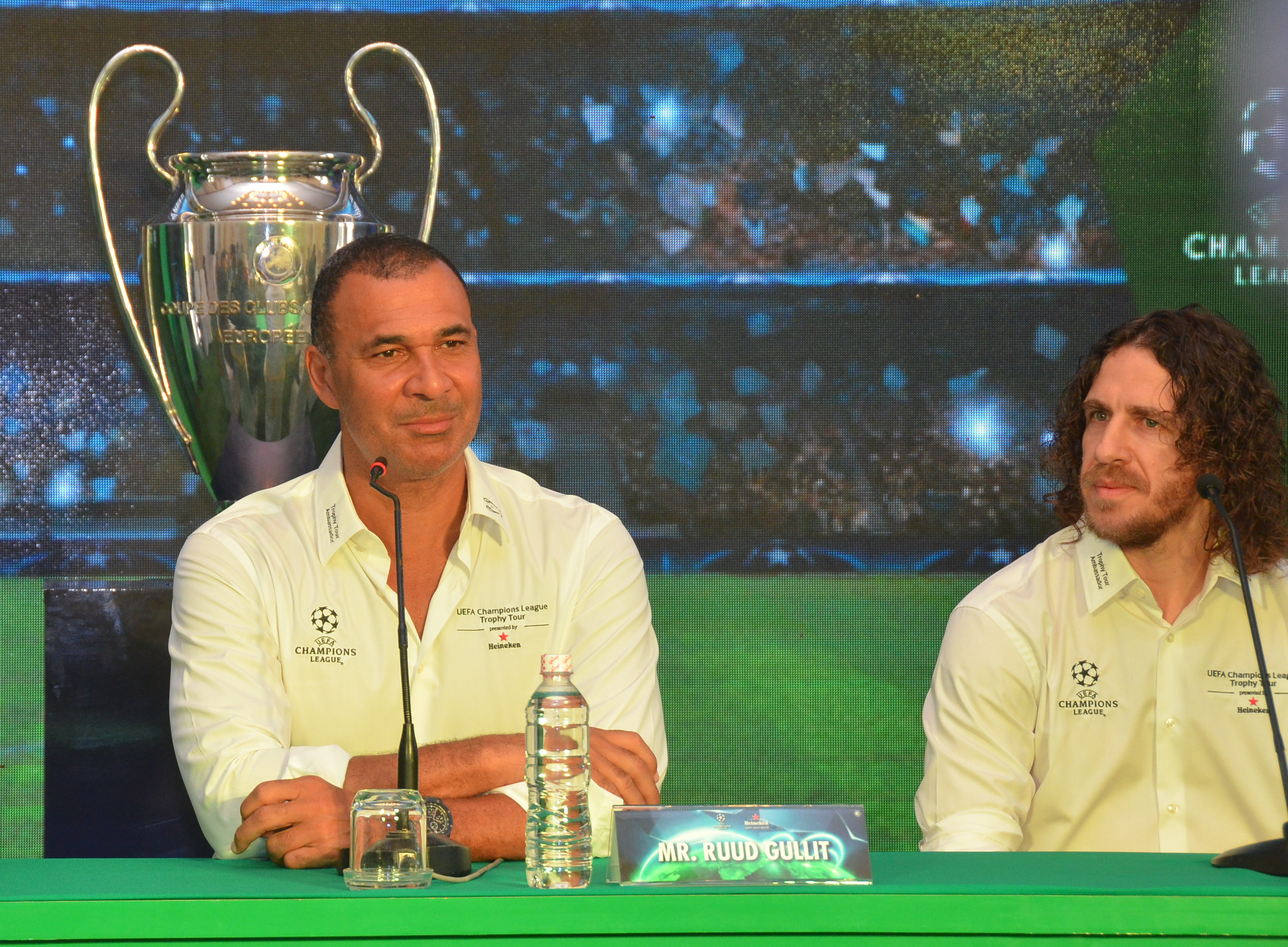 Gullit cắt tóc năm 2000, dụ Puyol bắt chước khi rời Việt Nam