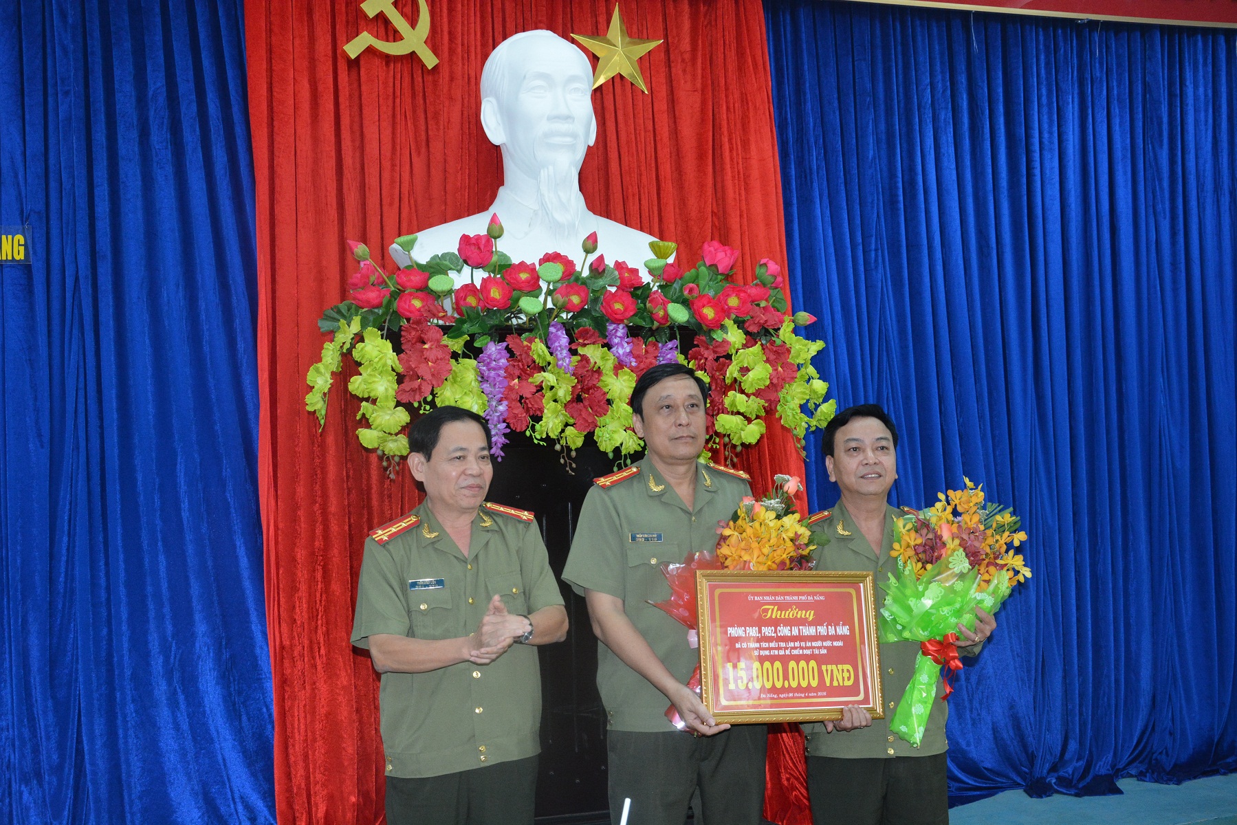 Bắt 2 người Trung Quốc dùng thẻ giả rút hàng trăm triệu đồng