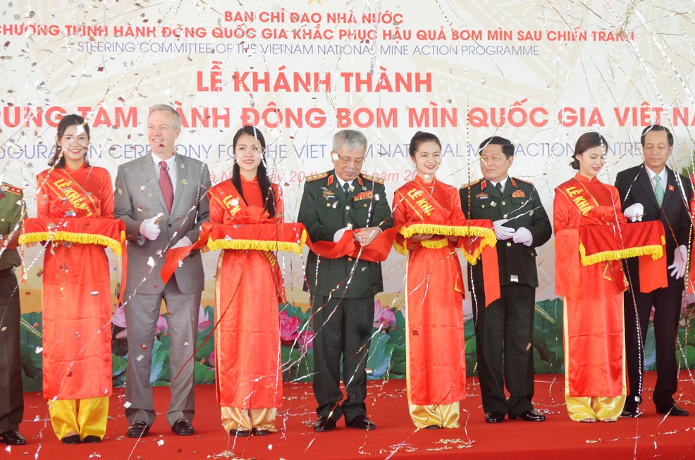 Lễ cắt băng khánh thành trung tâm VNMAC