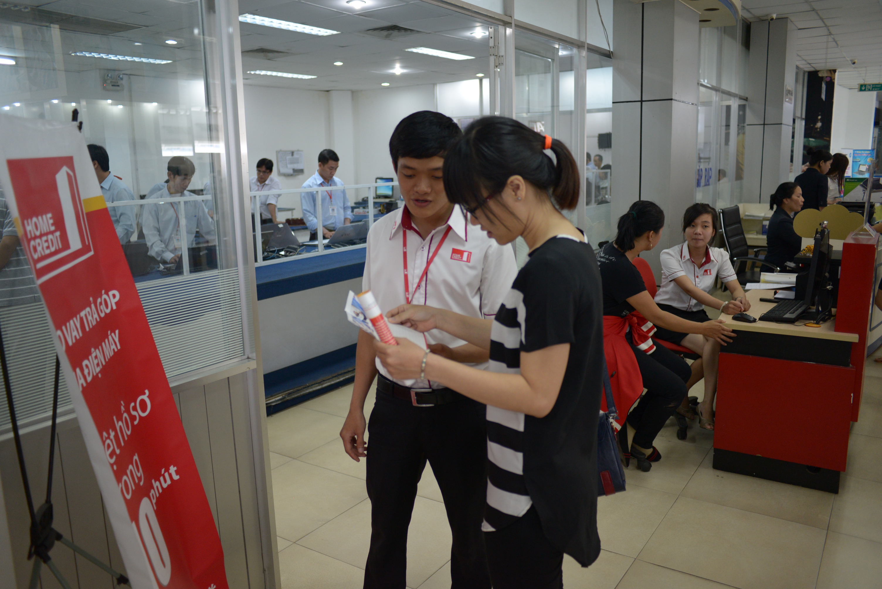 Phụ nữ trẻ rất thích vay mua hàng trả góp