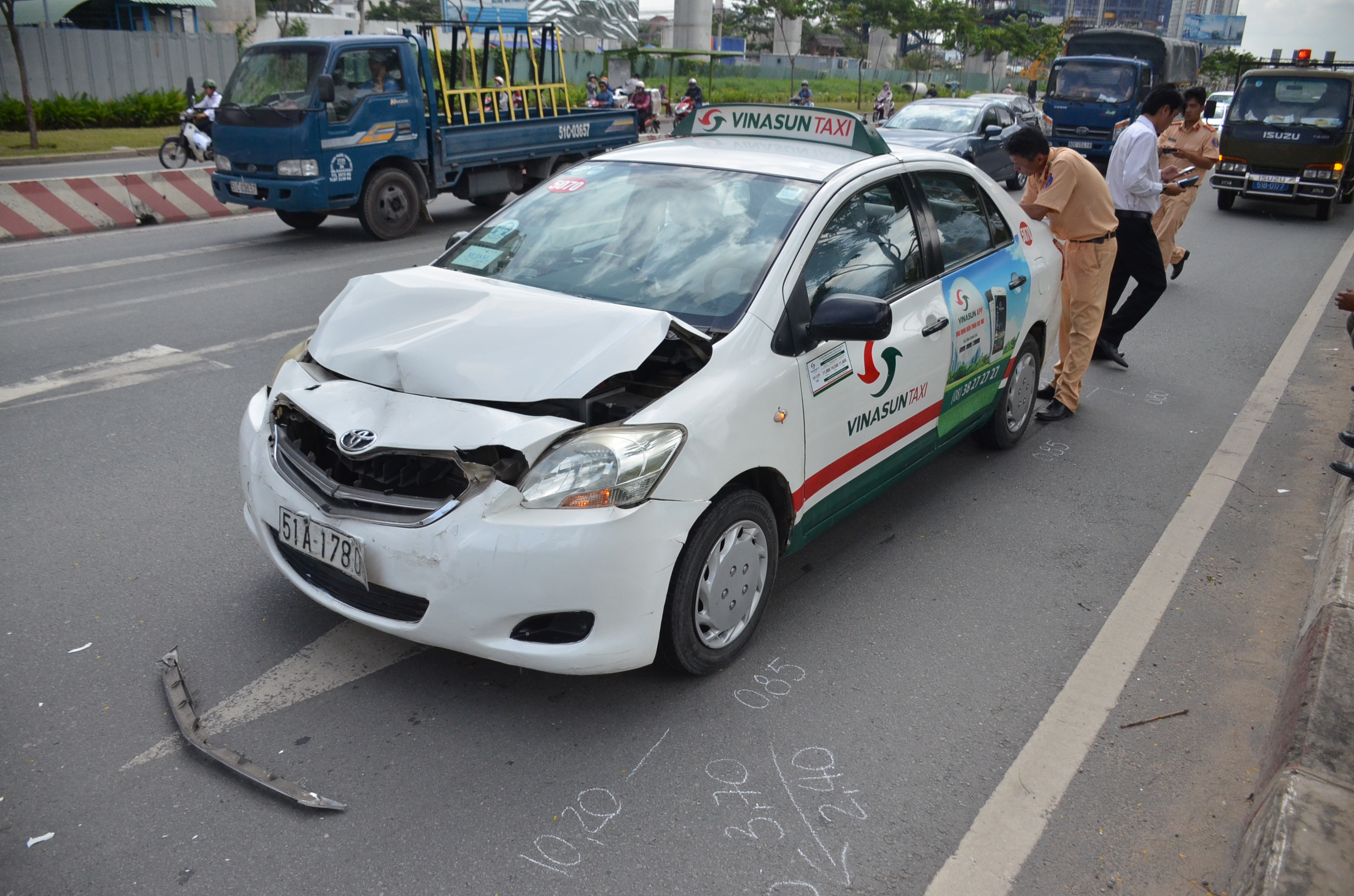Taxi ủi xe con, 3 du khách nước ngoài khiếp vía
