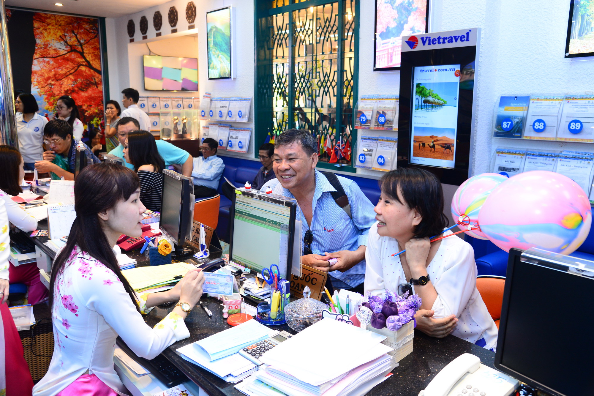 Khách hàng tìm hiểu về chương trình khuyến mãi Xuân 2017 tại Vietravel
