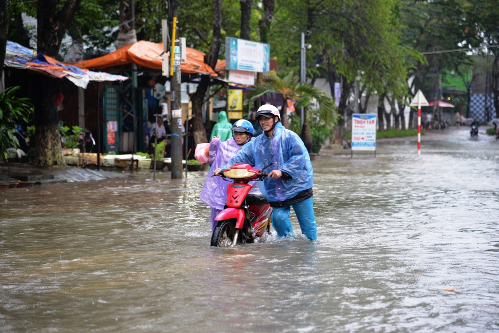 H&agrave;ng trăm phương tiện chết m&aacute;y phải dắt bộ. Ảnh: Tử Trực
