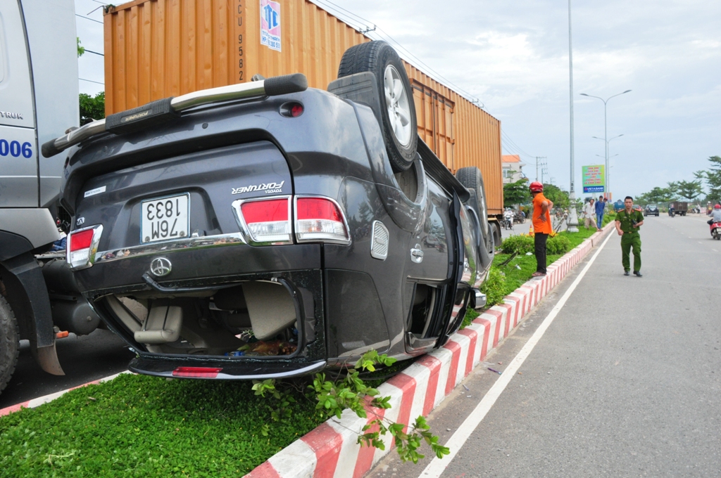 Xế hộp chổng vó trên dải phân cách, 6 người bị thương