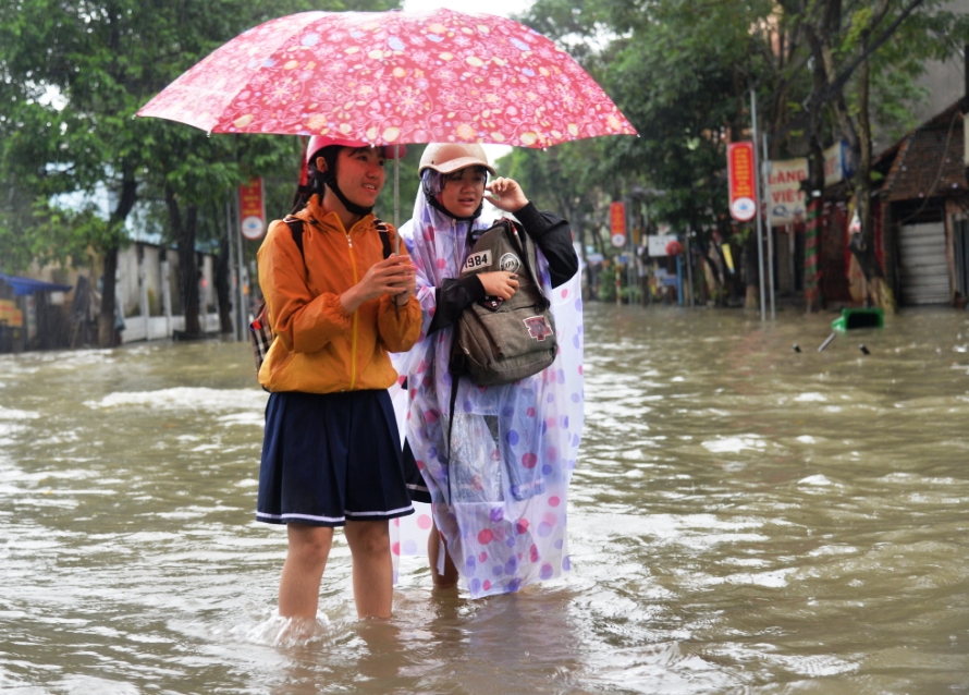 C&oacute; nơi ngập đến nửa m&eacute;t khiến cuộc sống người d&acirc;n bị đảo lộn. Ảnh: Tử Trực
