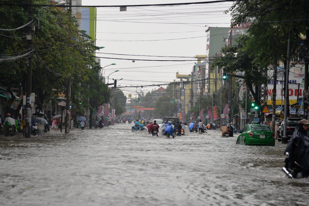 
Khung cảnh ngập nước khắp nơi. Ảnh: Tử Trực
