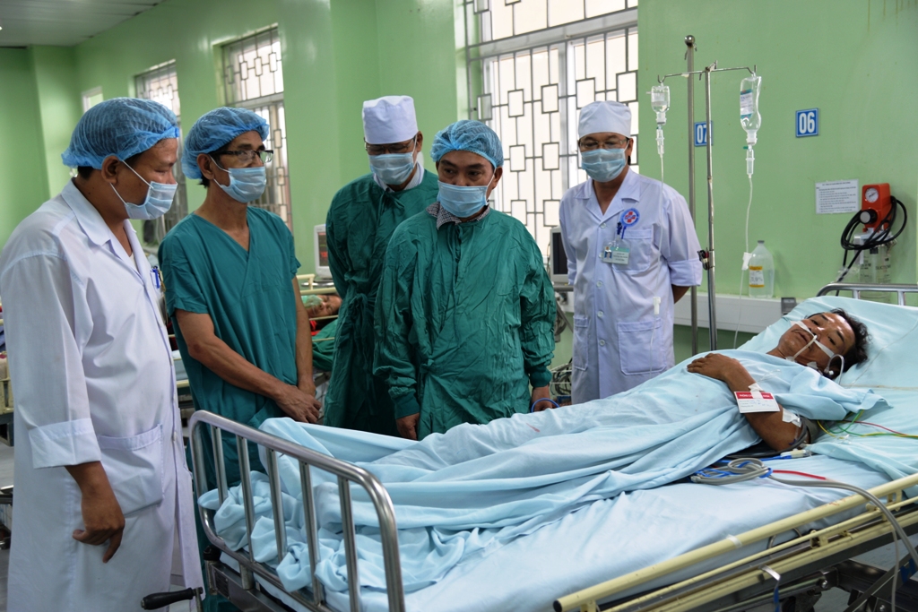 
&Ocirc;ng Lương Ngọ sau khi được c&aacute;c y b&aacute;c sĩ phẫu thuật v&igrave; bị đ&acirc;m thủng tim, phổi
