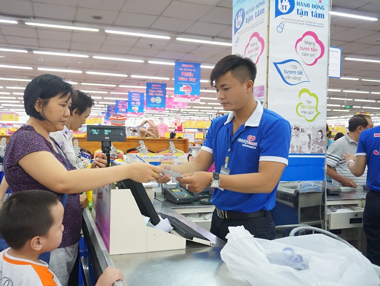 
Co.opmart được người ti&ecirc;u d&ugrave;ng cả nước y&ecirc;u mến v&igrave; h&agrave;ng h&oacute;a chất lượng, gi&aacute; cả phải chăng, phục vụ &acirc;n cần
