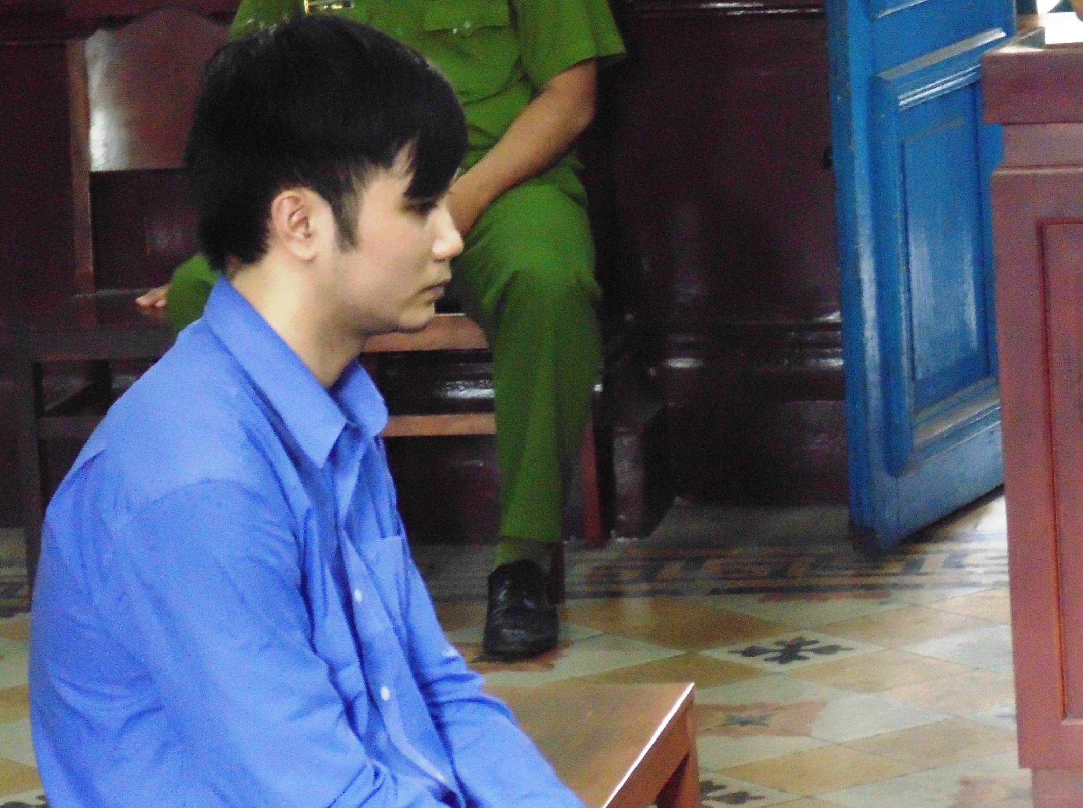 Siết cổ người yêu rồi cướp điện thoại, bỏ trốn