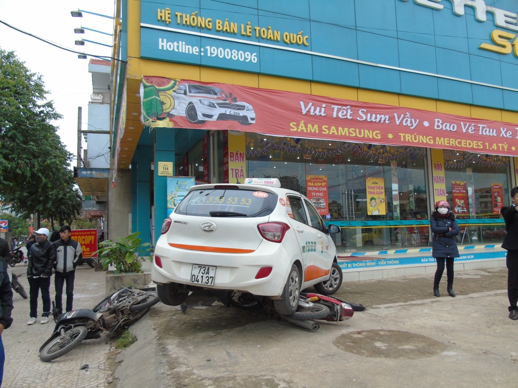 Va chạm giao thông, taxi cưỡi lên xe máy