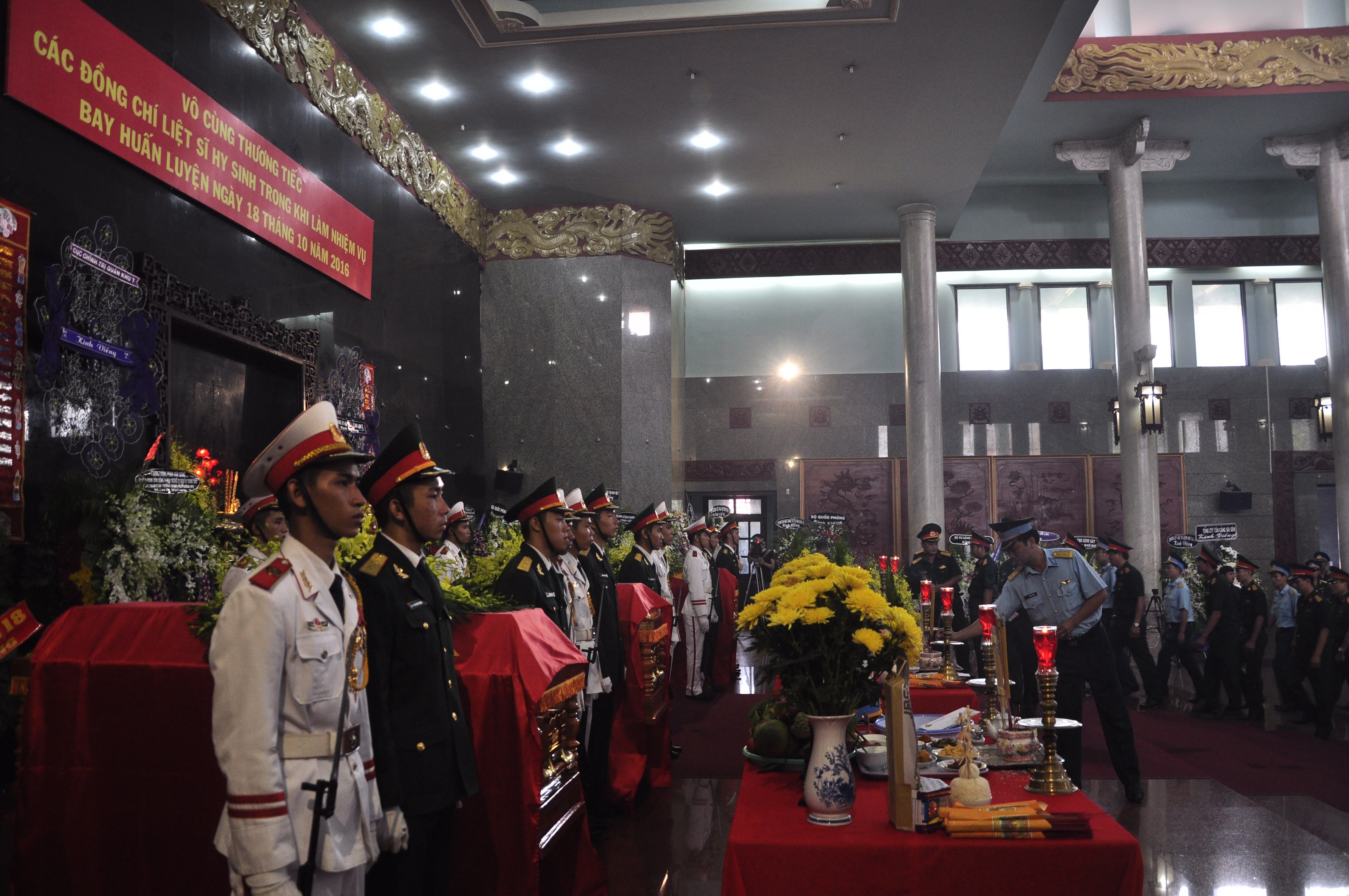 Không khí trang nghiêm nhưng nỗi đau như nghẹn lại trong nét mặt của đồng đội các sĩ quan