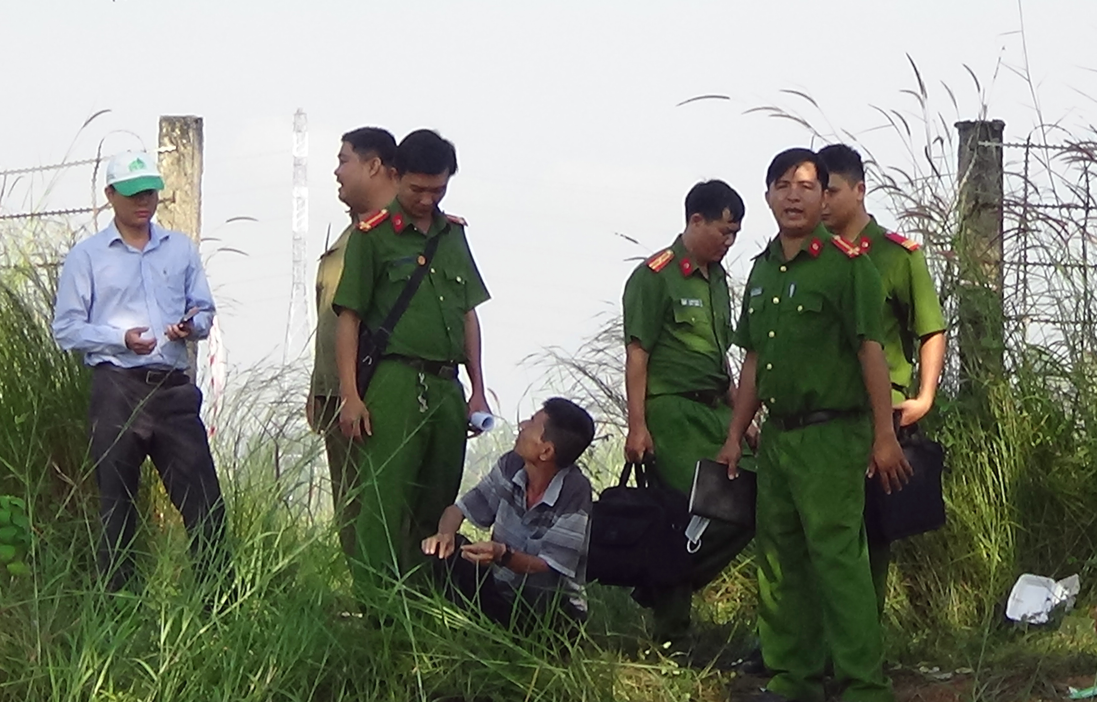 Lực lượng chức năng đang kh&aacute;m nghiệm hiện trường.