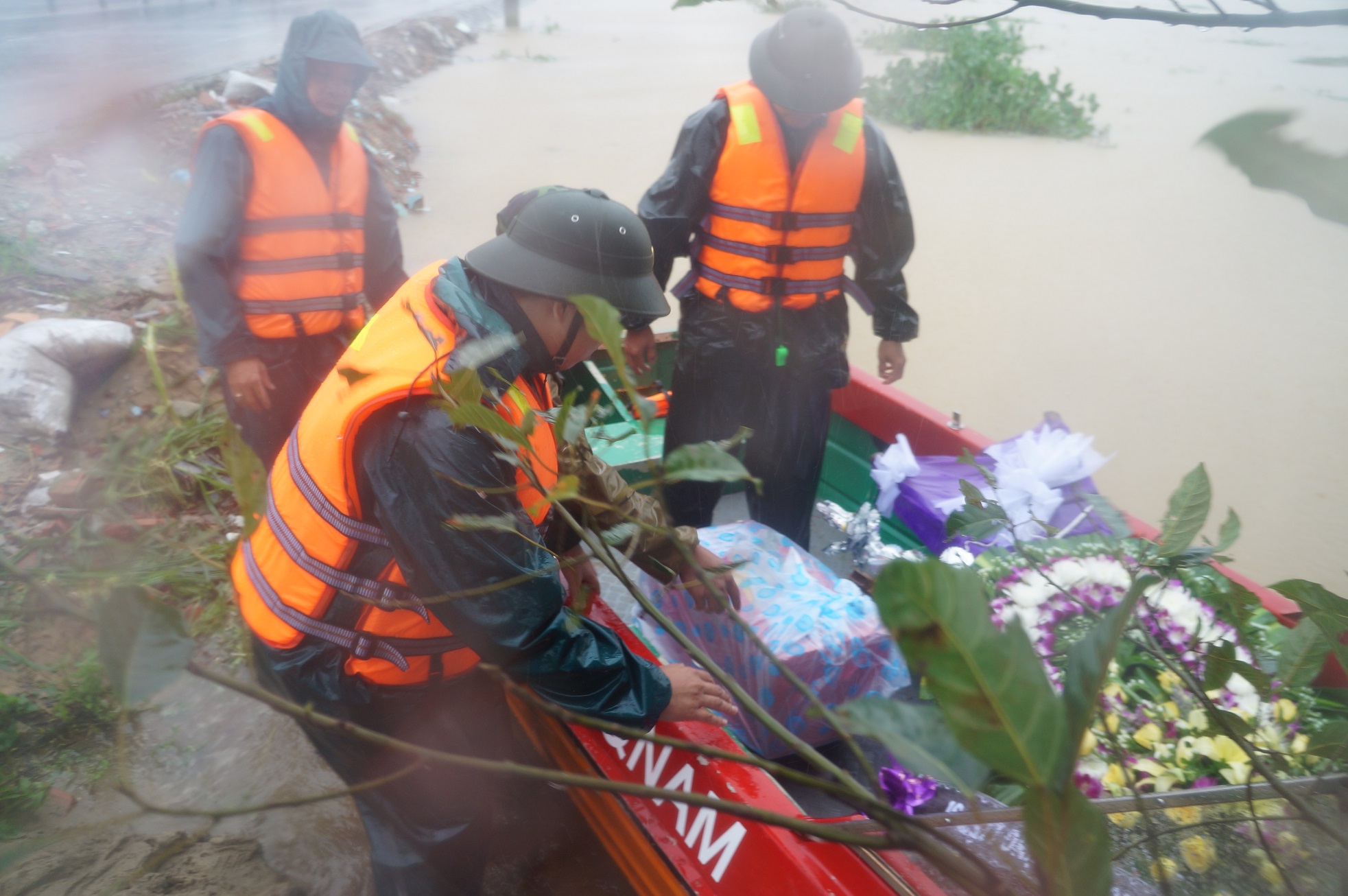 Đón anh về trong mưa lũ