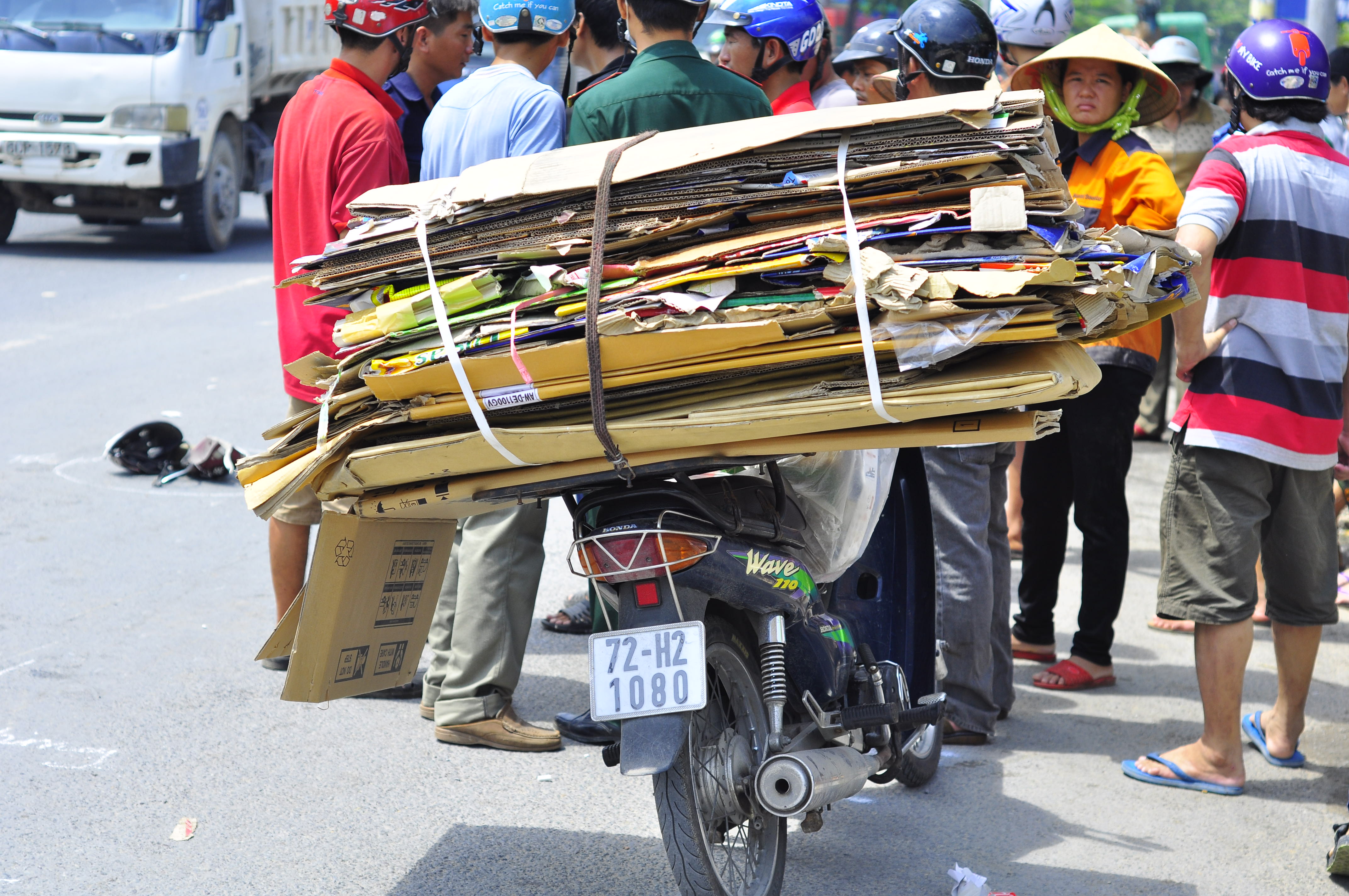 Tránh xe đậu lấn đường, thanh niên bị xe tải tông chết