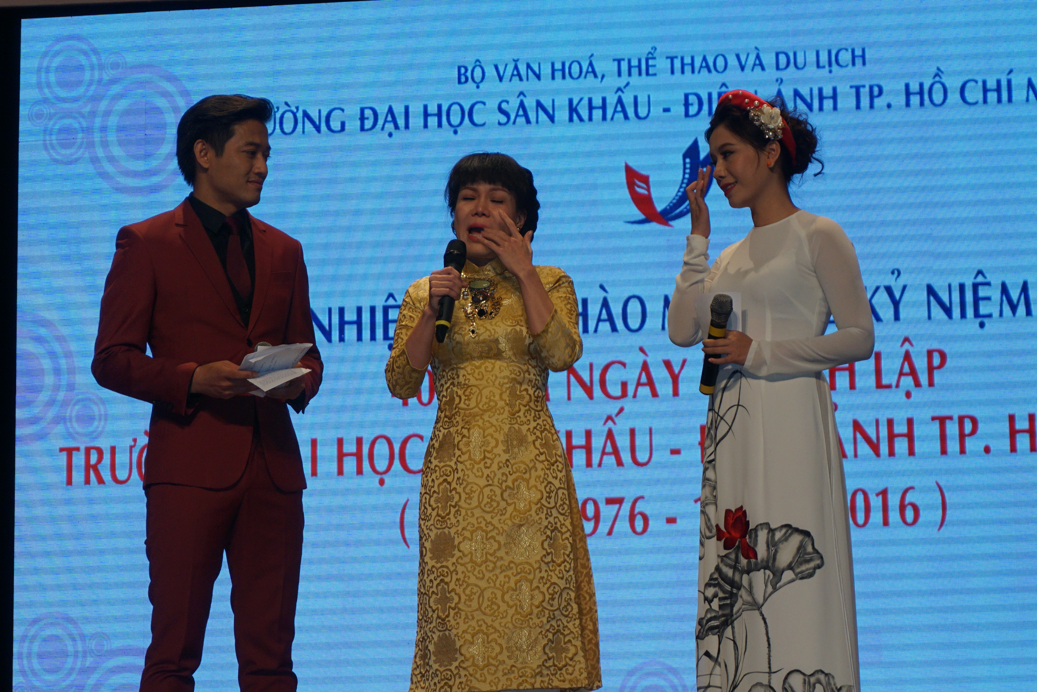 NS Việt Hương bật kh&oacute;c khi nh&igrave;n thấy c&aacute;c thầy c&ocirc; tuổi cao sức yếu vẫn y&ecirc;u bục giảng, truyền đạt kiến thức l&agrave;m nghề cho thế hệ trẻ