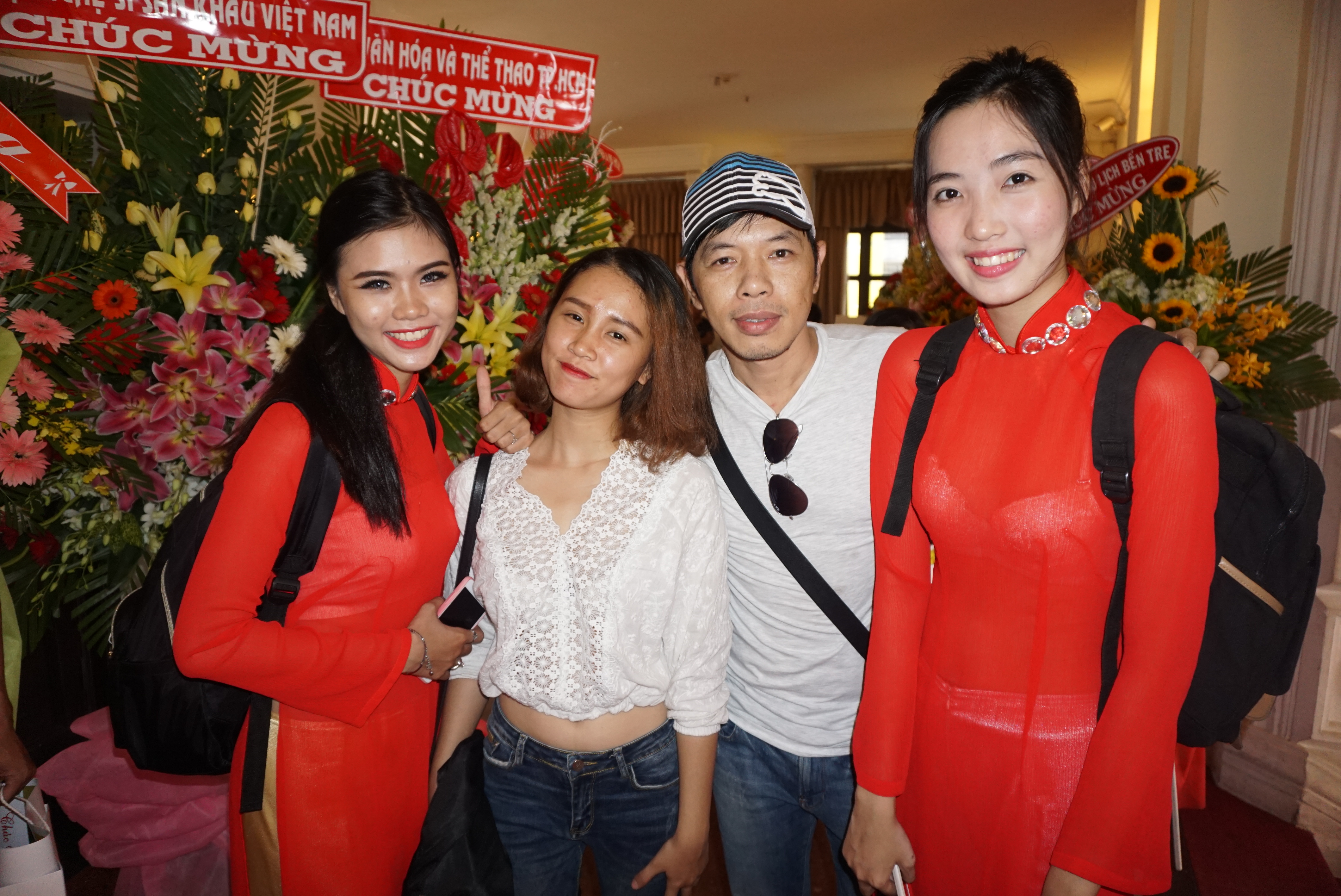 NS Th&aacute;i H&ograve;a v&agrave; c&aacute;c sinh vi&ecirc;n Trường Đại học S&acirc;n khấu Điện ảnh TPHCM