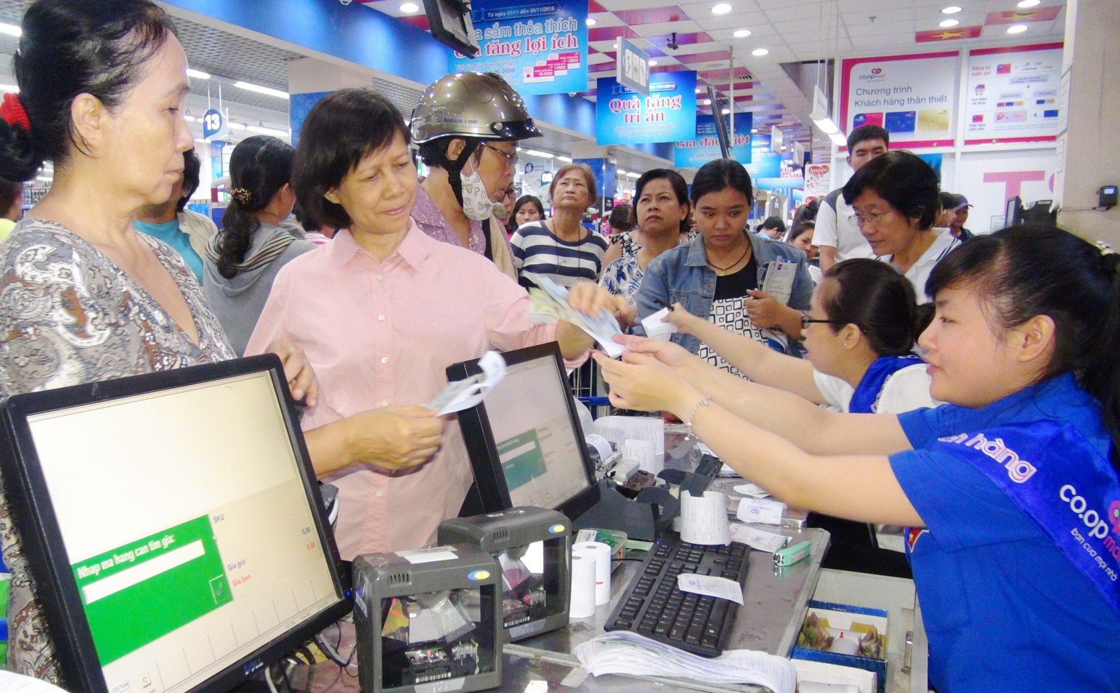 Siêu thị bao thầu dịch vụ thu tiền điện, internet và cả thẻ cào