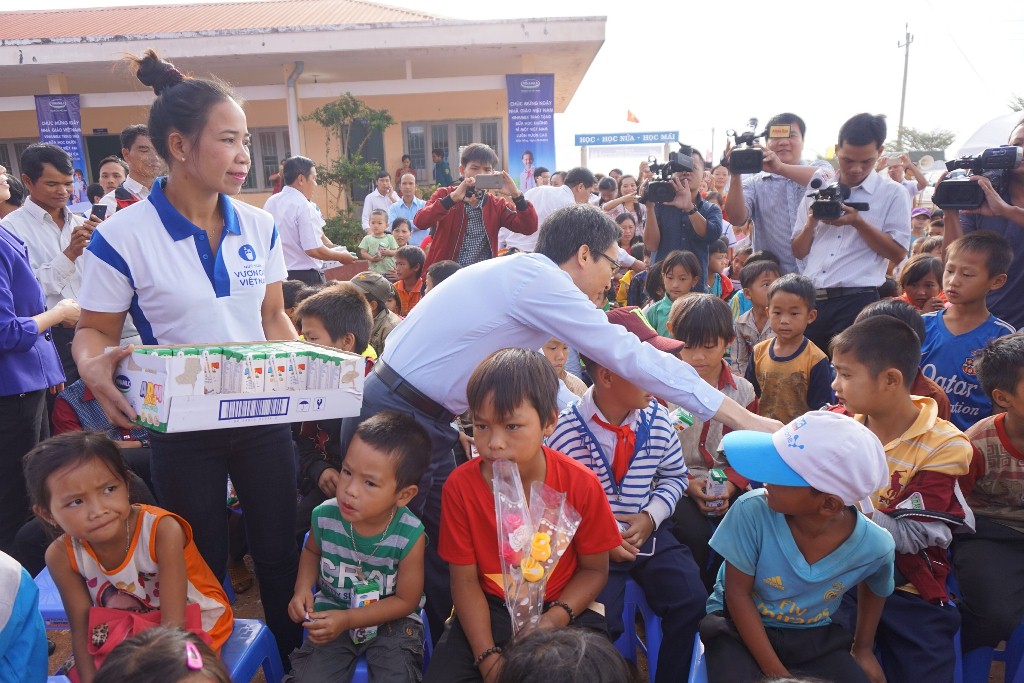 
Ph&oacute; Thủ tướng ph&aacute;t sữa cho học sinh. Ảnh B.N
