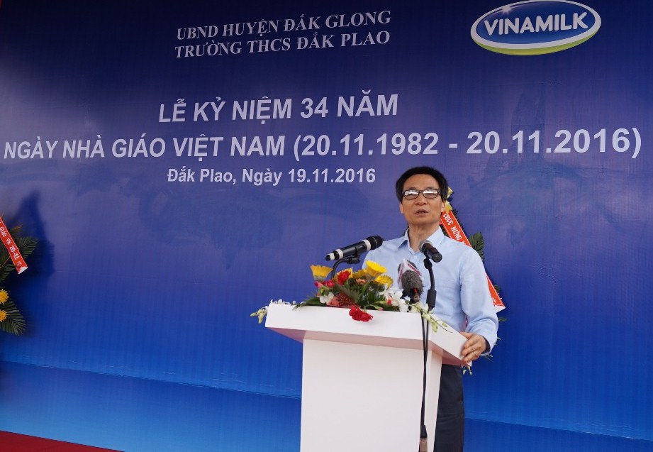
Ph&oacute; Thủ tướng Vũ Đức Đam ch&uacute;c mừng ng&agrave;y Nh&agrave; gi&aacute;o Việt Nam. Ảnh B.N
