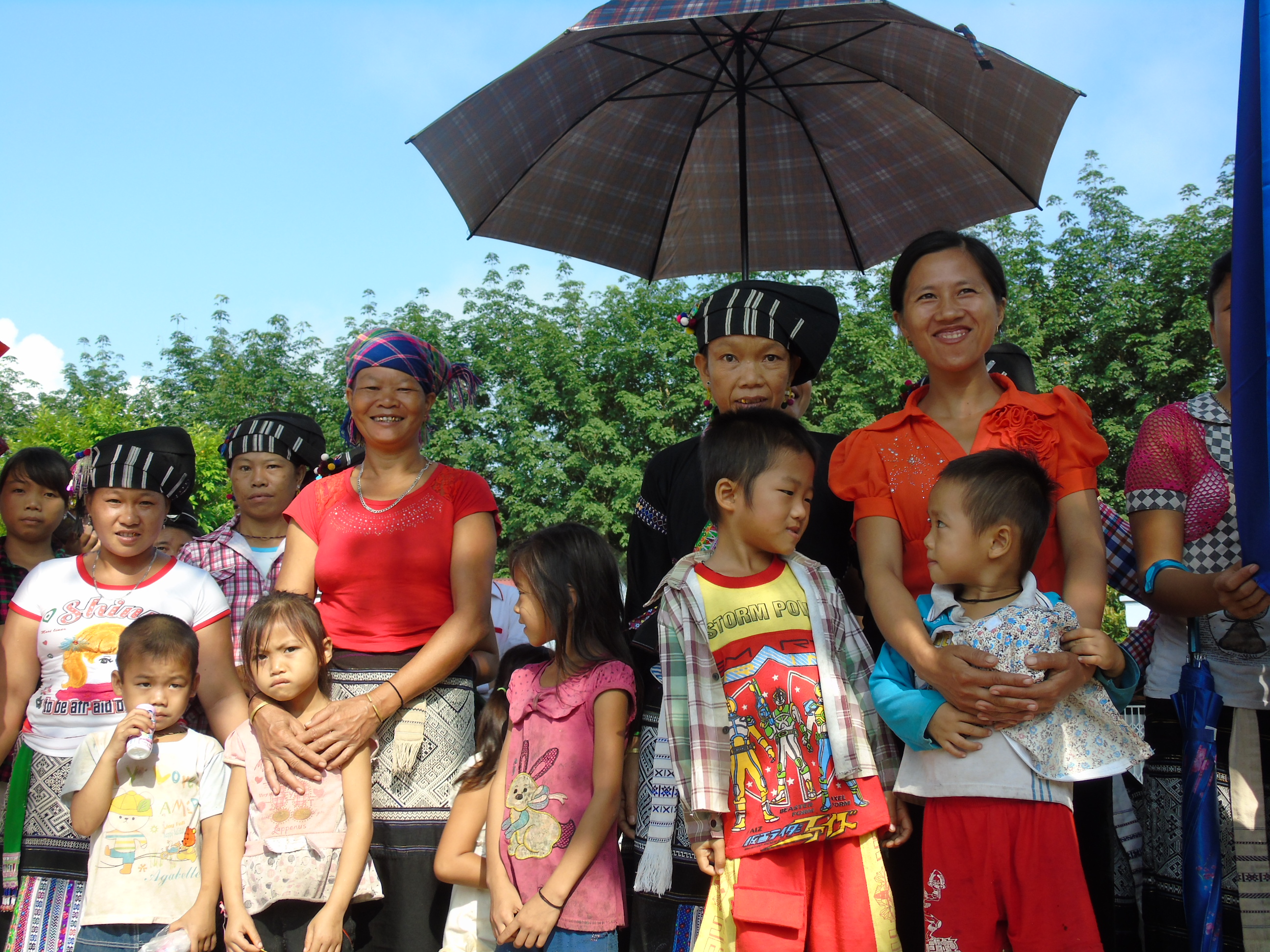 Bà con nhân dân xã Lùng Thàng cũng đến chứng kiến buổi lễ trọng đại của địa phương mình