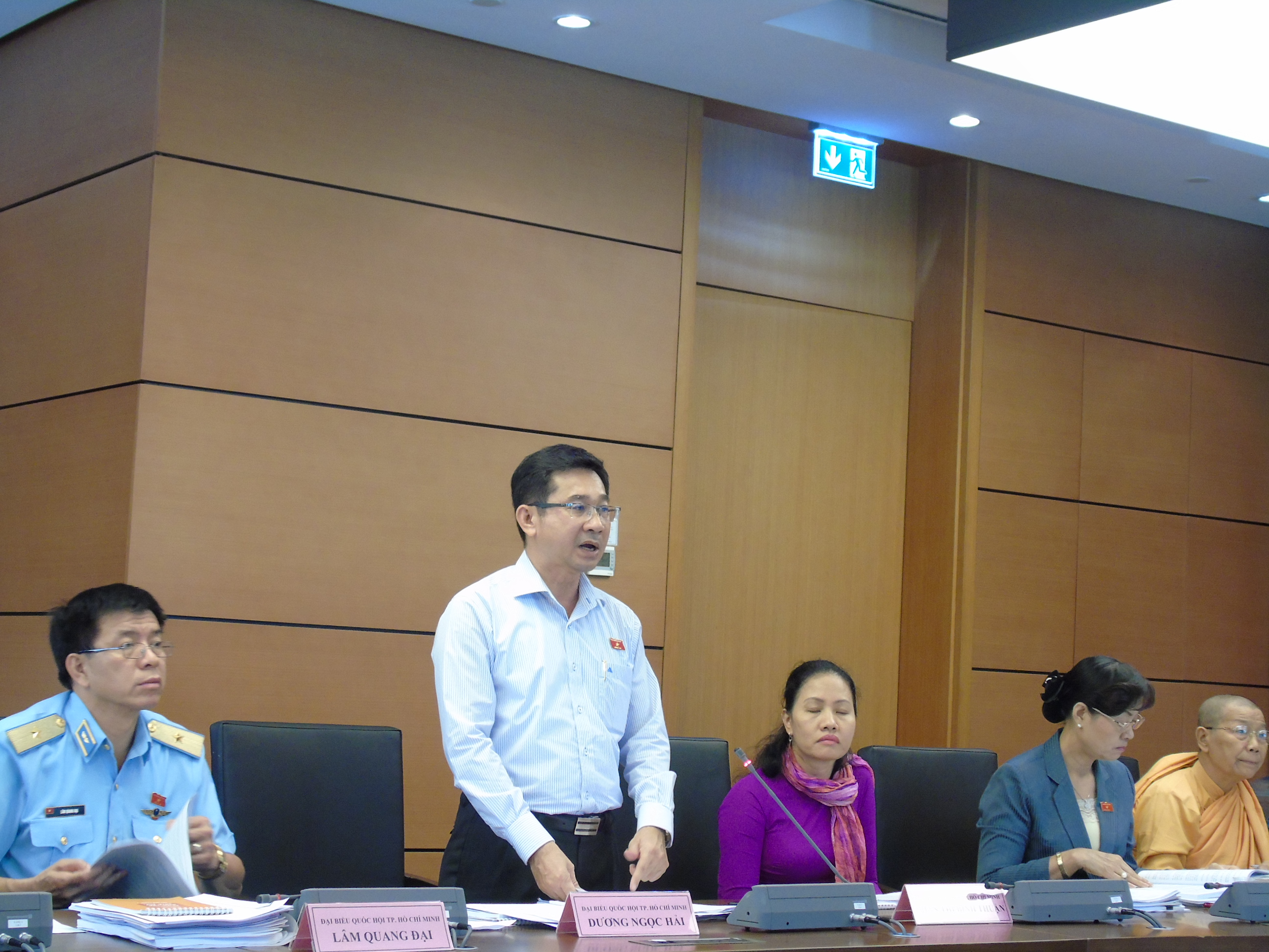 ĐB Dương Ngọc Hải cho rằng phải rà soát kỹ để phát hiện hết sai sót để sửa đổi nhằm tránh gây gậu hậu quả lớn trong quá trình thực hiện-Ảnh: Văn Duẩn