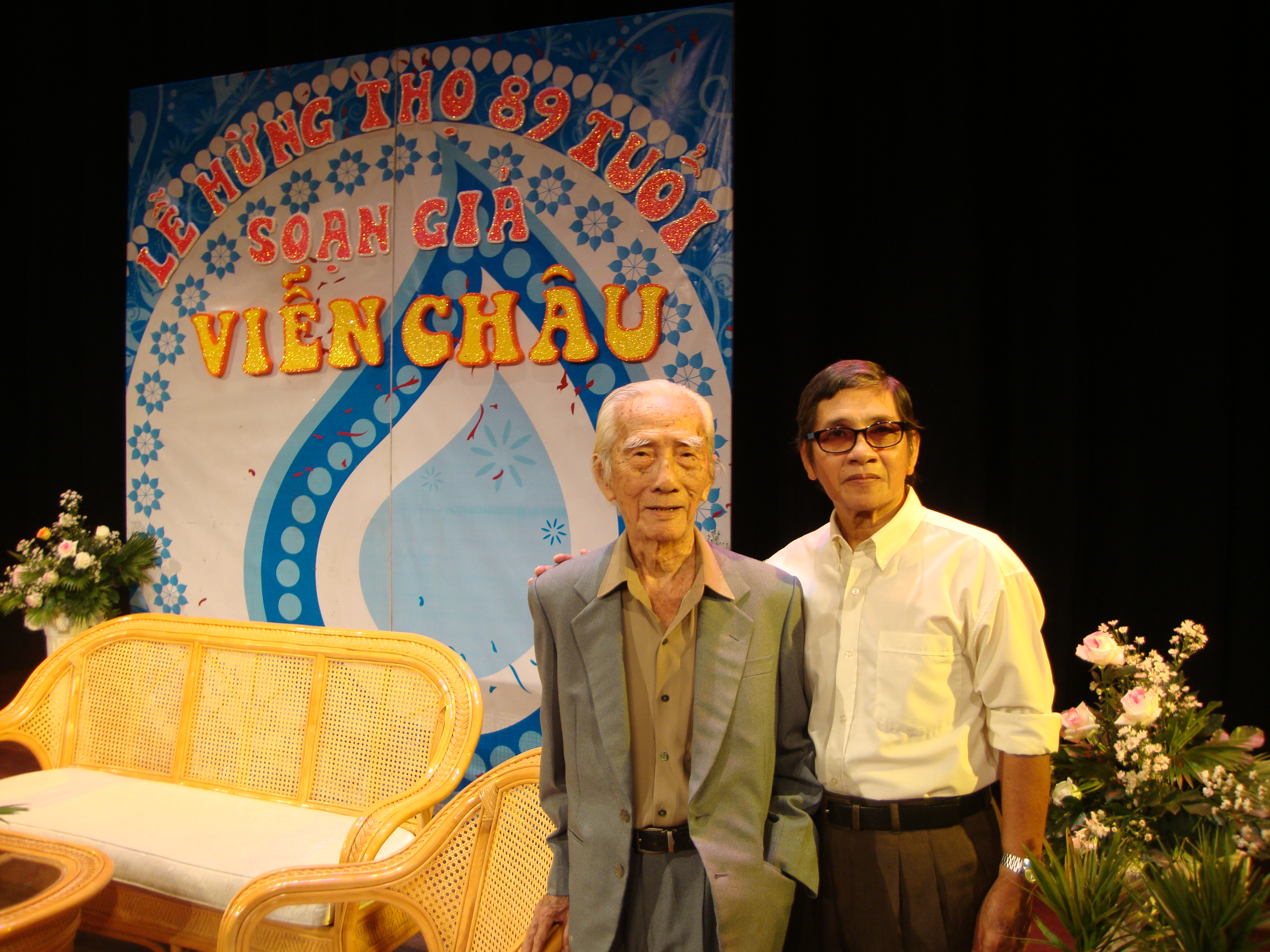 NSƯT Phương Quang v&agrave; NSND soạn giả Viễn Ch&acirc;u
