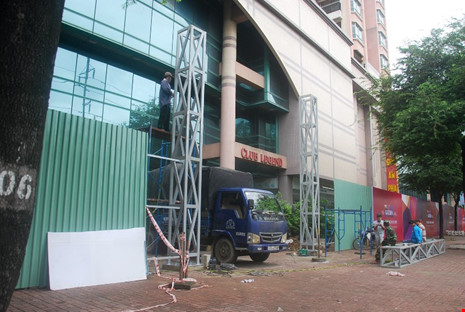 Công nhân đang thi công phần cổng của dự án